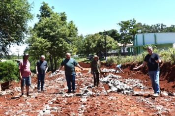 OBRAS DE PAVIMENTAÇÃO NA LOCALIDADE DE SANTA TEREZINHA