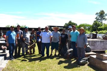 CEMITÉRIO MUNICIPAL RECEBE MANUTENÇÃO PARA O DIA DE FINADOS