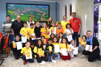 ALUNOS DA ESCOLA GIRASSOL REALIZARAM VISITA E ENTREVISTA  A ADMINISTRAÇÃO MUNICIPAL SOBRE PROGRAMA EDUCAÇÃO FISCAL E NOTA FISCAL GAÚCHA