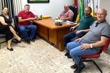 PREFEITO DE CATUIPE ASSINA TERMO DE CONTRATO E ORDEM DE SERVIÇO PARA OBRA DE PAVIMENTAÇÃO