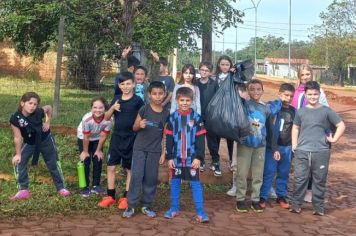 ESTUDANTES DA EMEF ULISSES SALAZAR REALIZARAM CAMINHADA ECOLÓGICA NO BAIRRO SANTA FÉ