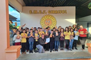 ALUNOS DA ESCOLA GIRASSOL REALIZAM ENTREVISTA COM PRESIDENTE DA CÂMARA MUNICIPAL DE VEREADORES DE CATUÍPE SOBRE O PROGRAMA EDUCAÇÃO FISCAL E NOTA FISCAL GAÚCHA