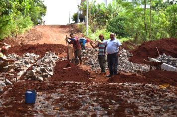 SEGUEM AS OBRAS DE CALÇAMENTO NO BAIRRO SÃO CRISTÓVÃO 