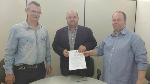 Prefeito Baroni assinou convênio em beneficio da cadeia produtiva do leite.