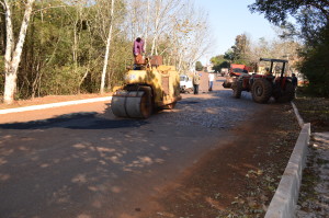 Secretaria de Obras executa operação tapa buracos nas ruas da cidade.