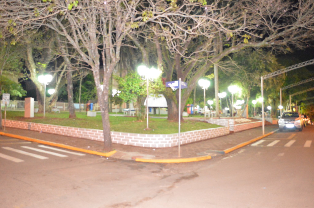 ADMINISTRAÇÃO MUNICIPAL INVESTE EM EMBELEZAMENTO E ILUMINAÇÃO PUBLICA.