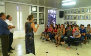Beneficiários do Minha Casa Minha Vida participam de reunião
