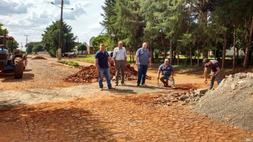 Administração Municipal recupera calçamento em Esquina Bom Sucesso