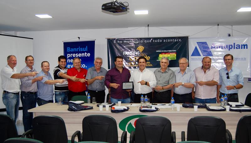 Baroninho participa de reunião da Famurs na Amuplam