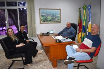 NOVA GERENTE DO SICOOB FAZ VISITA AO PREFEITO BARONI