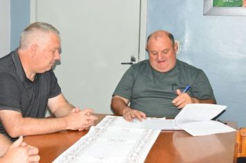 PREFEITO DE CATUIPE ASSINA TERMO DE CONTRATO E ORDEM DE SERVIÇO PARA OBRAS DE PAVIMENTAÇÃO