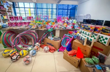 Gestão municipal entrega materiais e recursos para uso escolar em toda a rede de ensino