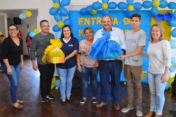 ADMINISTRAÇÃO MUNICIPAL ENTREGA KITS DE UNIFORME E HIGIENE PESSOAL DO PROGRAMA AABB COMUNIDADE