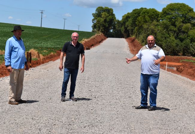 SEGUEM AS OBRAS DE PAVIMENTAÇÃO EM MONTE ALEGRE