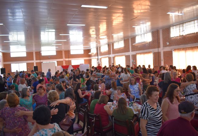 CONFRATERNIZAÇÃO E PALESTRA MARCAM O ENCERRAMENTO DO ANO COM OS GRUPOS ATENDIDOS PELO CRAS E NAAB