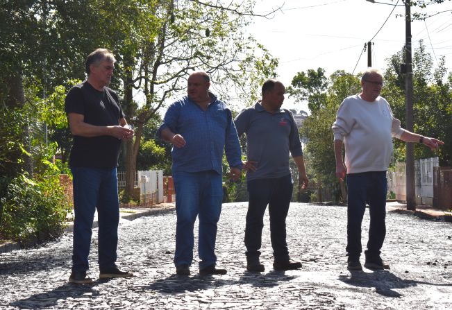 PREFEITURA PAVIMENTA MAIS DUAS RUAS EM CATUÍPE
