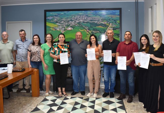 PREFEITO MUNICIPAL DE CATUÍPE DÁ POSSE A NOVOS SERVIDORES APROVADOS EM CONCURSO PÚBLICO