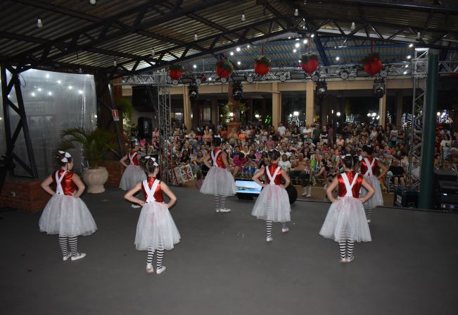 APRESENTAÇÕES DE BALLET E SHOW DA BANDA MAMÃE NOEL SHOW 