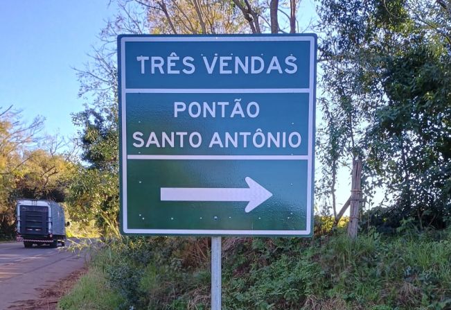 PLACAS INDICATIVAS DE TRÂNSITO SÃO COLOCADAS EM VÁRIOS LOCAIS DA CIDADE E INTERIOR DE CATUÍPE