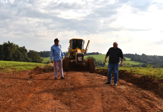 SECRETARIA DE OBRAS PROMOVE MELHORIAS EM ESTRADAS DO INTERIOR