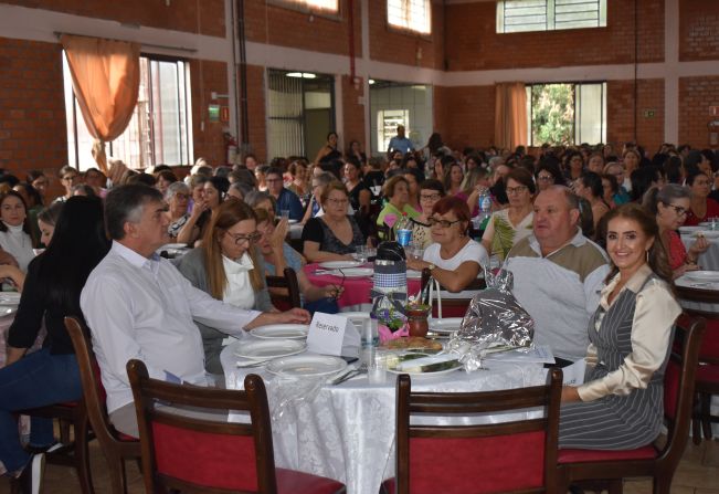 PREFEITURA DE CATUÍPE REALIZA ALMOÇO EM HOMENAGEM AO DIA DAS MÃES