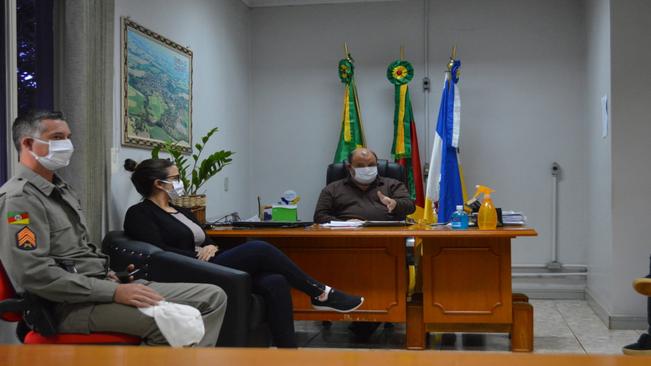 ADMINISTRAÇÃO MUNICIPAL REALIZA REUNIÃO COM INTEGRANTES DO COMITÊ DE ENFRENTAMENTO AO COVID-19