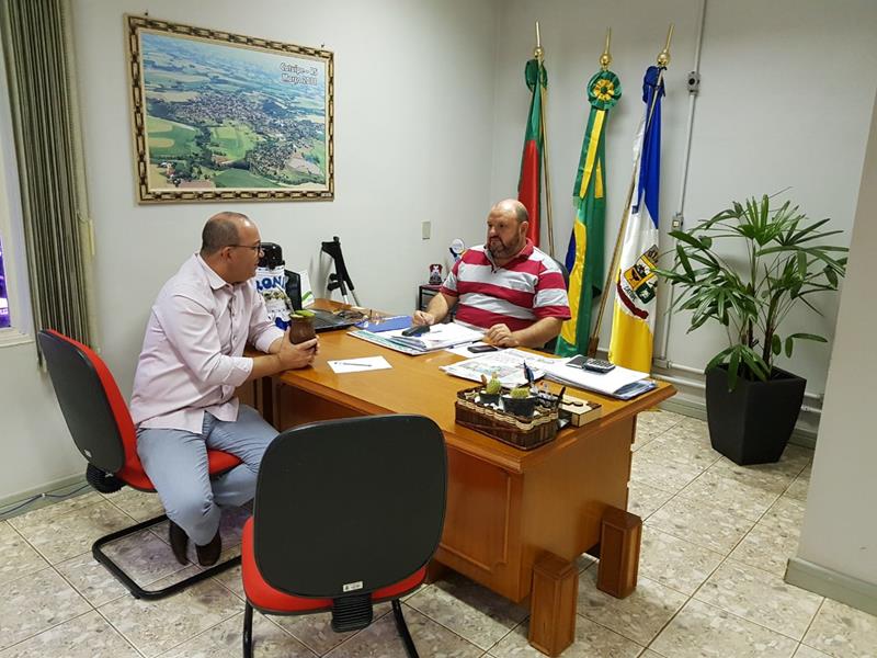 Assessor do Deputado Loureiro em visita ao Prefeito Baroninho