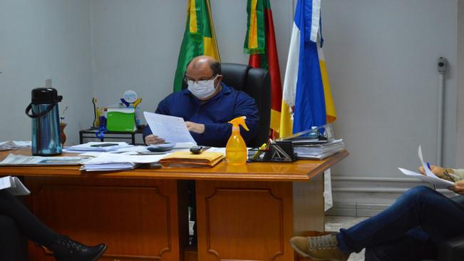 PREFEITO ASSINA DECRETO QUE PERMITE ABERTURA DE ESTABELECIMENTOS COMERCIAIS NO MUNICÍPIO